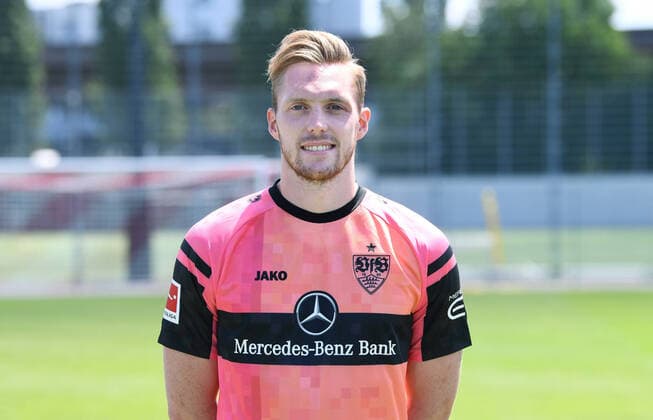 FUSSBALL 1. BUNDESLIGA SAISON 2022 2023 05.07.2022 Fototermin beim VfB Stuttgart auf dem Trainingsgelaende: Torwart Florian Mueller
