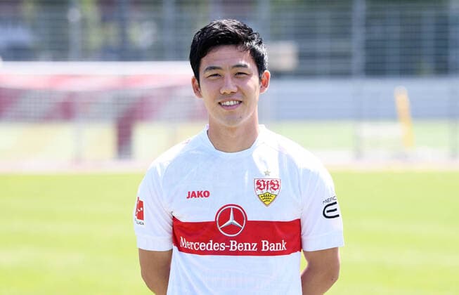 FUSSBALL 1. BUNDESLIGA SAISON 2022 2023 05.07.2022 Fototermin beim VfB Stuttgart auf dem Trainingsgelaende: Wataru Endo
