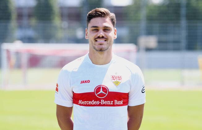 FUSSBALL 1. BUNDESLIGA SAISON 2022 2023 05.07.2022 Fototermin beim VfB Stuttgart auf dem Trainingsgelaende: Konstantinos Mavropanos