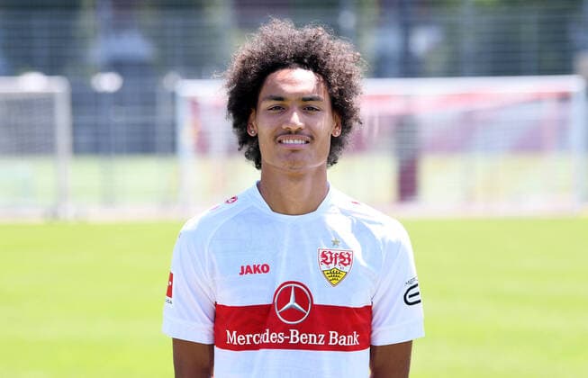 FUSSBALL 1. BUNDESLIGA SAISON 2022 2023 05.07.2022 Fototermin beim VfB Stuttgart auf dem Trainingsgelaende: Enzo Millot