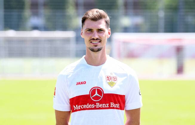 FUSSBALL 1. BUNDESLIGA SAISON 2022 2023 05.07.2022 Fototermin beim VfB Stuttgart auf dem Trainingsgelaende: Pascal Stenzel