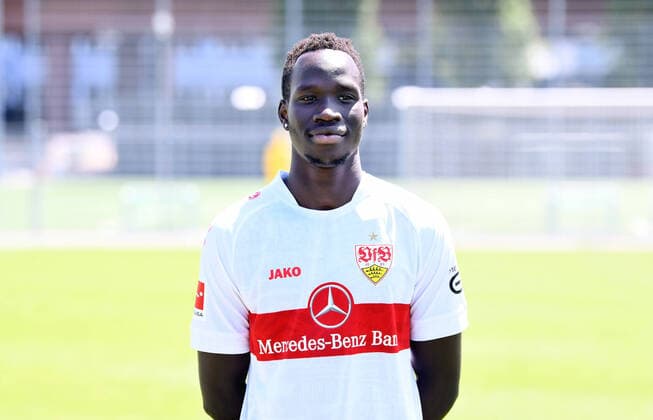FUSSBALL 1. BUNDESLIGA SAISON 2022 2023 05.07.2022 Fototermin beim VfB Stuttgart auf dem Trainingsgelaende: Alou Kuol