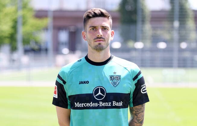 FUSSBALL 1. BUNDESLIGA SAISON 2022 2023 05.07.2022 Fototermin beim VfB Stuttgart auf dem Trainingsgelaende: Torwart Fabian Bredlow