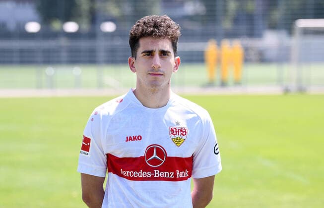FUSSBALL 1. BUNDESLIGA SAISON 2022 2023 05.07.2022 Fototermin beim VfB Stuttgart auf dem Trainingsgelaende: Oemer Faruk Beyaz