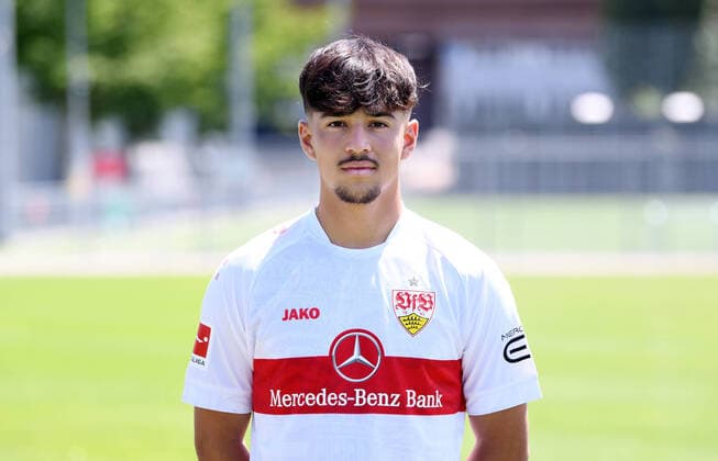 FUSSBALL 1. BUNDESLIGA SAISON 2022 2023 05.07.2022 Fototermin beim VfB Stuttgart auf dem Trainingsgelaende: Laurin Ulrich