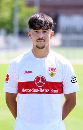 FUSSBALL 1. BUNDESLIGA SAISON 2022 2023 05.07.2022 Fototermin beim VfB Stuttgart auf dem Trainingsgelaende: Laurin Ulrich