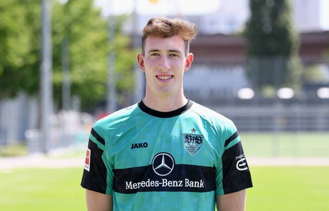 FUSSBALL 1. BUNDESLIGA SAISON 2022 2023 05.07.2022 Fototermin beim VfB Stuttgart auf dem Trainingsgelaende: Torwart Florian Schock
