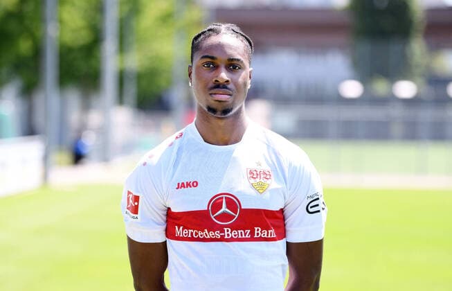 FUSSBALL 1. BUNDESLIGA SAISON 2022 2023 05.07.2022 Fototermin beim VfB Stuttgart auf dem Trainingsgelaende: Maxime Awoudja