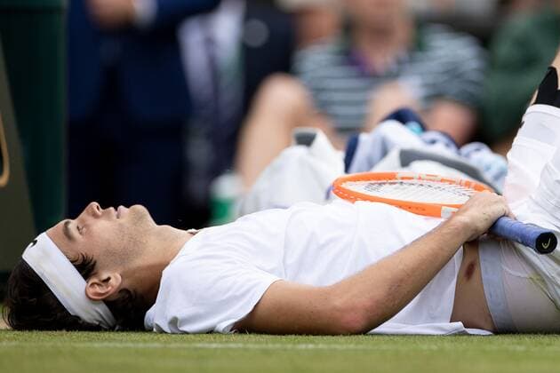 Mandatory Credit: Photo by Ella Ling Shutterstock (13018040dd) Taylor Fritz falls over during his quarter final match Wimbledon Tennis Championships, Day 10, The All England Lawn Tennis and Croquet Club, London, UK - 06 Jul 2022 Wimbledon Tennis Championships, Day 10, The All England Lawn Tennis and Croquet Club, London, UK - 06 Jul 2022  Copyright: xEllaxLing Shutterstockx 13018040dd
