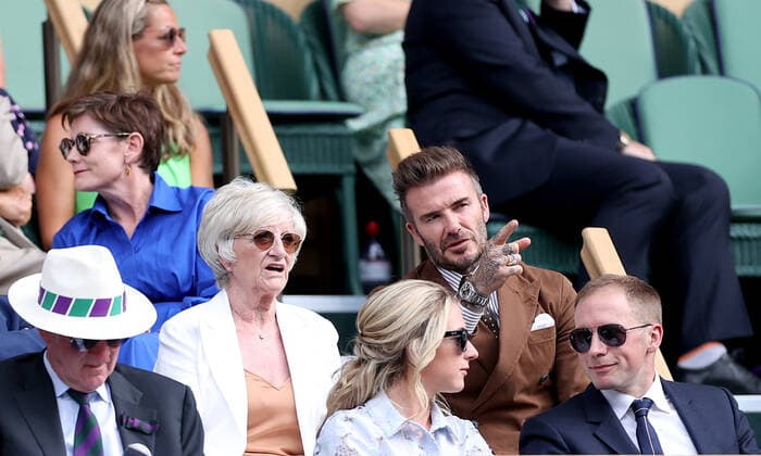 (220707) -- LONDON, July 7, 2022 -- Former England football player David Beckham (2nd R) talks with his mother Sandra (4th R) in the Royal Box during a men s singles quarterfinal match at Wimbledon Tennis Championship in London, Britain, on July 6, 2022. ) (SP)BRITAIN-LONDON-TENNIS-WIMBLEDON-MEN S SINGLES-QUARTERFINALS LixYing 
