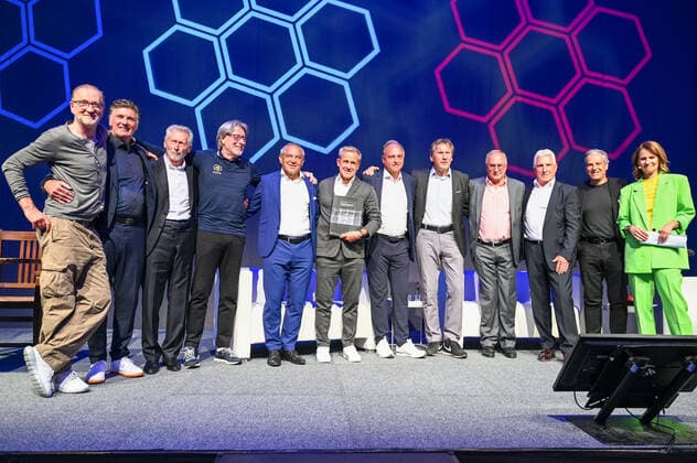 Alle Mitwirkenden noch einmal auf der buehne versammelt. Peter Lohmeyer, Winfried hannes, Paul Breitner, Toni Schumacher, Felix Magath, Pierre Littbarski mit dem Buch, Hansi Mueller, Manfred Kaltz, Uli Stielike, Klaus Fischer, Manuel Neukirchner und Katrin Mueller-Hohenstein. Deutschland vs. Frankreich, Weltmeisterschaft 1982, Halbfinale, Fussball, Nacht von Sevilla, 06.07.2022 Deutschland vs. Frankreich, Weltmeisterschaft 1982, Halbfinale, Legenden-Abend, Nacht von Sevilla, Fussball, 40. Jahrestag, 06.07.2022 Dortmund Copyright: xEibner-Pressefotox EP_THR