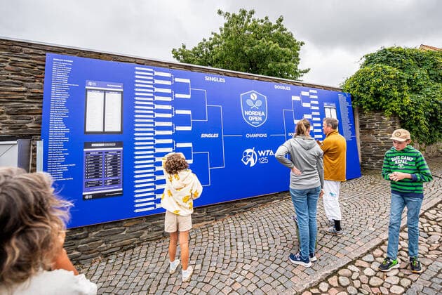 220707 Askadare tittar pa en resultattavla under dag 4 av WTA, Tennis Damen Nordea Open den 7 juli 2022 i Bastad. Copyright: CHRISTOFFERxBORGxMATTISSON BB220707CB001