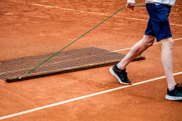 220707 En funktionär tar hand om spelplanen under dag 4 av WTA, Tennis Damen Nordea Open den 7 juli 2022 i Bastad. Copyright: CHRISTOFFERxBORGxMATTISSON BB220707CB008