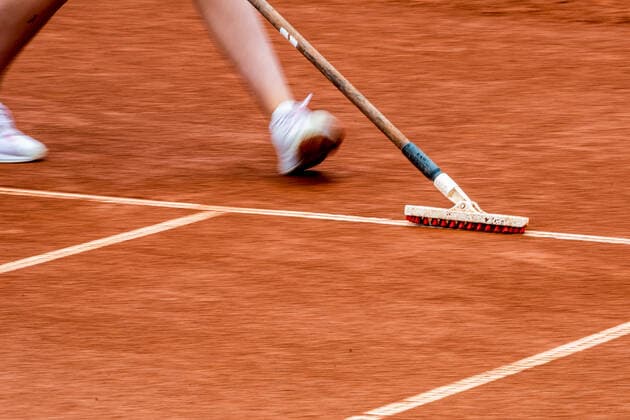220707 En funktionär rättar till linjerna pa spelplanen under dag 4 av WTA, Tennis Damen Nordea Open den 7 juli 2022 i Bastad. Copyright: CHRISTOFFERxBORGxMATTISSON BB220707CB009