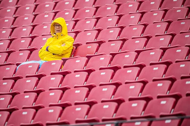 220707 En askadare med regnjacka sitter pa läktaren under dag 4 av WTA, Tennis Damen Nordea Open den 7 juli 2022 i Bastad. Copyright: CHRISTOFFERxBORGxMATTISSON BB220707CB019
