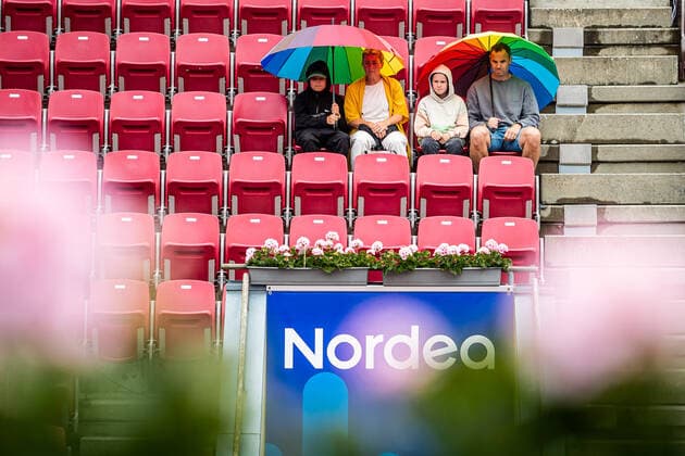 Sport Bilder des Tages 220707 Askadare sitter med paraplyer pa läktaren under dag 4 av WTA, Tennis Damen Nordea Open den 7 juli 2022 i Bastad. Copyright: CHRISTOFFERxBORGxMATTISSON BB220707CB021