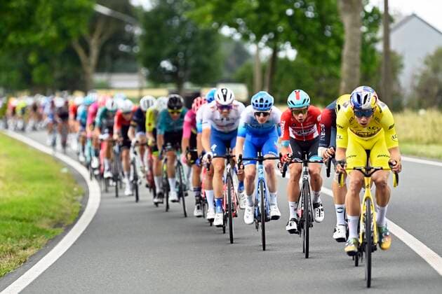 Sport Themen der Woche KW27 LONGWY, FRANCE - JULY 07 : Van Aert Wout (BEL) of Team Jumbo-Visma head of peloton during stage 6 of the 109th edition of the 2022 Tour de France cycling race, a stage of 220 kms with start in Binche, Belgium and finish in Longwy on July 07, 2022 in Longwy, France, 7 07 2022 ( Motordriver Kenny Verfaillie - Tour de France 2022 - Stage 06 PhotoNews Panoramic 