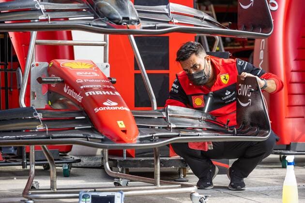 Ferrari Mechaniker bereitet einen Frontflügel vor, Grosser Preis von Oesterreich 2022, Motorsport, Formel 1, 07.07.2022 Grosser Preis von Oesterreich 2022, Motorsport, Formel 1, 07.07.2022 Copyright: xEibner-Pressefoto AlexanderxNeisx EP_ANS