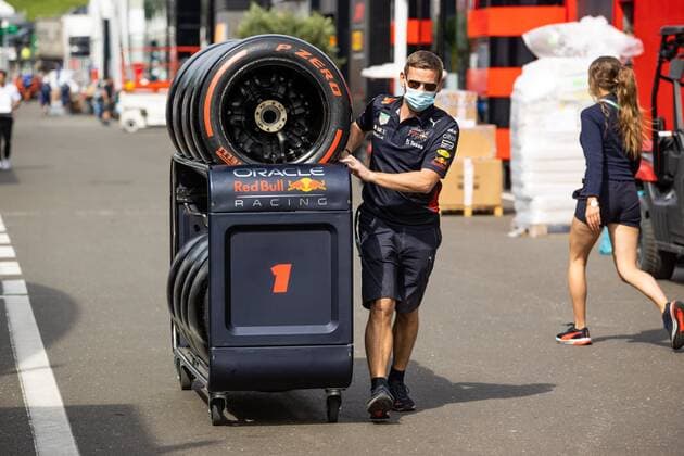 Mechaniker von Red Bull bringt die Reifen, Grosser Preis von Oesterreich 2022, Motorsport, Formel 1, 07.07.2022 Grosser Preis von Oesterreich 2022, Motorsport, Formel 1, 07.07.2022 Copyright: xEibner-Pressefoto AlexanderxNeisx EP_ANS