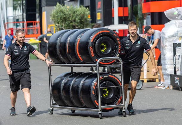 07.07.2022, Red Bull Ring, Spielberg, AUT, FIA, Formel 1, Grosser Preis von Österreich, Vorbericht, im Bild Mercedes Mechaniker mit Reifensatz Mercedes mechanic with set of tires during preliminary reports befor the Austrian FIA Formula One Grand Prix at the Red Bull Ring in Spielberg, Austria on 2022 07 07. Expa Spielberg