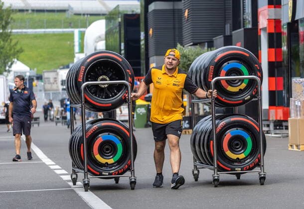 07.07.2022, Red Bull Ring, Spielberg, AUT, FIA, Formel 1, Grosser Preis von Österreich, Vorbericht, im Bild Mclaren Mechaniker mit Reifensatz Mclaren mechanic with set of tires during preliminary reports befor the Austrian FIA Formula One Grand Prix at the Red Bull Ring in Spielberg, Austria on 2022 07 07. Expa Spielberg