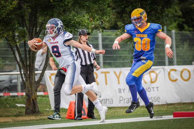 AMERICAN FOOTBALL - U19 European Championship, EM, Europameisterschaft VIENNA,AUSTRIA,07.JUL.22 - AMERICAN FOOTBALL - IFAF 2022 Men s U19 European Group A Championships, Sweden vs France. Image shows Dimitri Vercaigne (FRA) and Emil Dahlsberg (SWE).  GEPAxpictures xDavidxBitzan