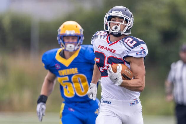 AMERICAN FOOTBALL - U19 European Championship, EM, Europameisterschaft VIENNA,AUSTRIA,07.JUL.22 - AMERICAN FOOTBALL - IFAF 2022 Men s U19 European Group A Championships, Sweden vs France. Image shows Robin Collioud (FRA) and Filip Roth (SWE).  GEPAxpictures xDavidxBitzan