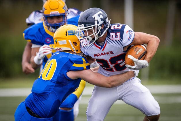 Sport Bilder des Tages AMERICAN FOOTBALL - U19 European Championship, EM, Europameisterschaft VIENNA,AUSTRIA,07.JUL.22 - AMERICAN FOOTBALL - IFAF 2022 Men s U19 European Group A Championships, Sweden vs France. Image shows Filip Roth (SWE) and Robin Collioud (FRA)  GEPAxpictures xDavidxBitzan