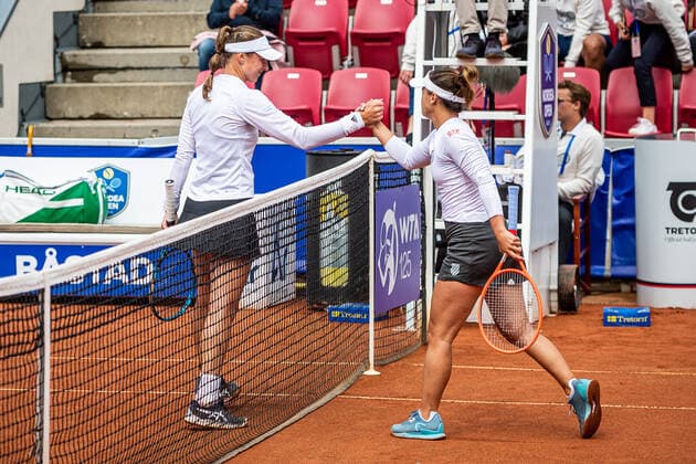 220707 Rebecca Peterson, Sverige, och Lauren Davis, USA, under dag 4 av WTA, Tennis Damen Nordea Open den 7 juli 2022 i Bastad. Copyright: CHRISTOFFERxBORGxMATTISSON BB220707CB059
