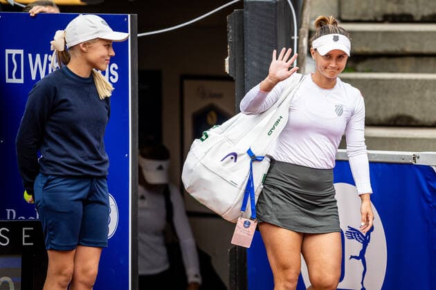 220707 Lauren Davis, USA, gör entrÃ till banan under dag 4 av WTA, Tennis Damen Nordea Open den 7 juli 2022 i Bastad. Copyright: CHRISTOFFERxBORGxMATTISSON BB220707CB064