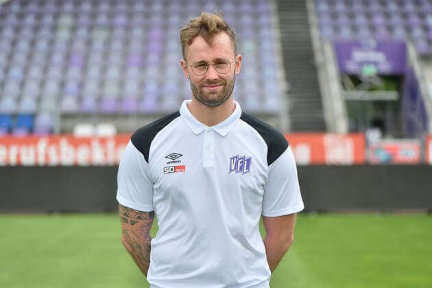 Fußball - 3. Liga - Porträttermin 2022 2023 VfL Osnabrück am 07.07.2022 an der Bremer Brücke in Osnabrück Physiotherapeut Sebastian Schwermann (Osnabrueck)