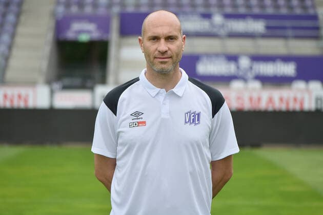 Fußball - 3. Liga - Porträttermin 2022 2023 VfL Osnabrück am 07.07.2022 an der Bremer Brücke in Osnabrück Trainer Daniel Scherning (Osnabrueck)