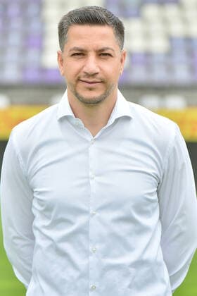Fußball - 3. Liga - Porträttermin 2022 2023 VfL Osnabrück am 07.07.2022 an der Bremer Brücke in Osnabrück Sportdirektor Amir Shapourzadeh (Osnabrueck)