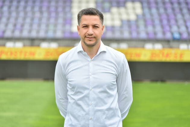 Fußball - 3. Liga - Porträttermin 2022 2023 VfL Osnabrück am 07.07.2022 an der Bremer Brücke in Osnabrück Sportdirektor Amir Shapourzadeh (Osnabrueck)