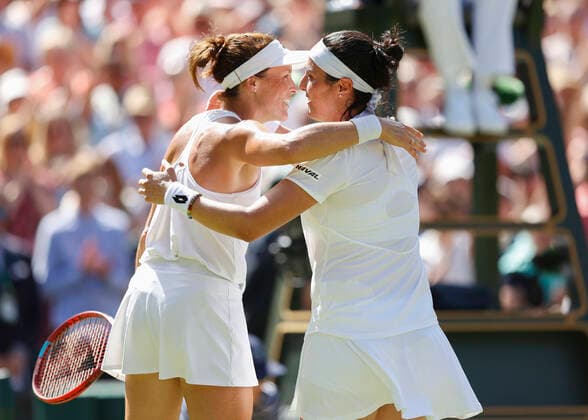 Siegerin Ons Jabeur lobt ihre Gegnerin Tatjana Maria Tennis - Wimbledon 2022 - Grand Slam ITF ATP, Tennis Herren WTA, Tennis Damen - AELTC - London - - Great Britain - 7 July 2022. Copyright: xJuergenxHasenkopfx