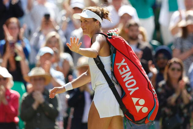Tatjana Maria winkt und verabschiedet sich von den Zuschauern, Fans nach der Niederlage Tennis - Wimbledon 2022 - Grand Slam ITF ATP, Tennis Herren WTA, Tennis Damen - AELTC - London - - Great Britain - 7 July 2022. Copyright: xJuergenxHasenkopfx