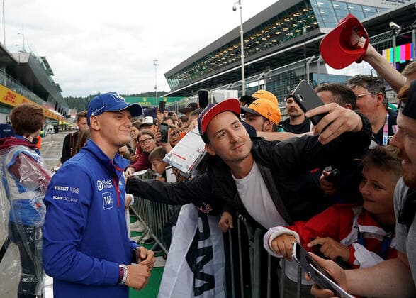Formula 1 BWT Grosser Preis von Österreich 2022 07.07.2022, Red Bull Ring , Spielberg, Formula 1 BWT Grosser Preis von Österreich 2022 , im Bild Mick Schumacher (DEU), Haas F1 Team unterschreibt Autogramme für die wartenden Fans.