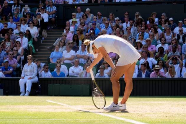 Mandatory Credit: Photo by Dave Shopland Shutterstock (13018044bb) Simona Halep dejected during her semi final match Wimbledon Tennis Championships, Day 11, The All England Lawn Tennis and Croquet Club, London, UK - 07 Jul 2022 Wimbledon Tennis Championships, Day 11, The All England Lawn Tennis and Croquet Club, London, UK - 07 Jul 2022  Copyright: xDavexShopland Shutterstockx 13018044bb