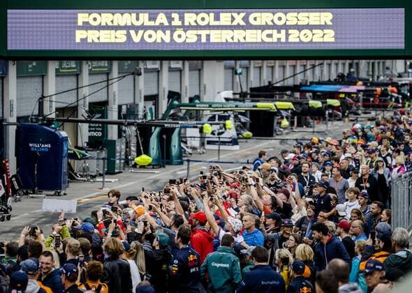 SPIELBERG - Fans watch the pitlane on the Red Bull Ring race track in the run-up to the Austrian Grand Prix. ANP SEM VAN DER WAL F1 Grand Prix of Austria - Qualifying 2022 xVIxANPxSportx xxANPxIVx