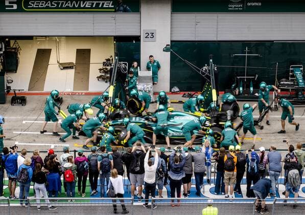 2022-07-07 17:52:12 SPIELBERG - Aston Martin engineers practice a pit stop in the pit lane in front of visitors at the Red Bull Ring race track in the run-up to the Austrian Grand Prix. ANP SEM VAN DER WAL netherlands out - belgium out Spielberg xVIxxIVx
