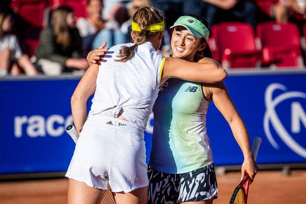 220707 Rebecca Peterson, Sverige, och Misak Doi, Japan, jublar under dag 4 av WTA, Tennis Damen Nordea Open den 7 juli 2022 i Bastad. Copyright: CHRISTOFFERxBORGxMATTISSON BB220707CB077