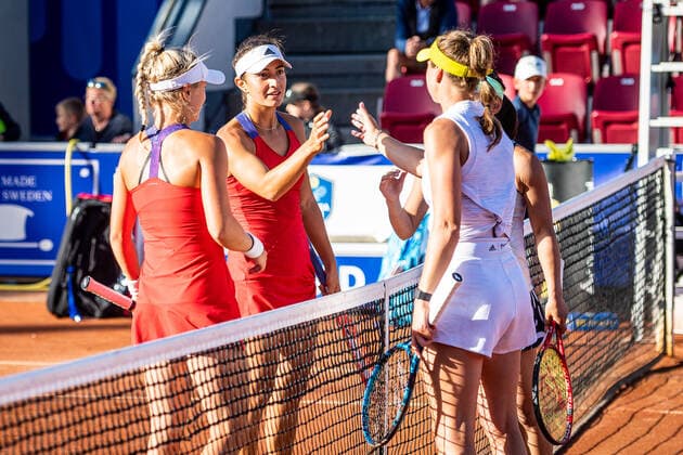220707 Caijsa Hennemann, Sverige, Elina Avanesyan, tackar Rebecca Peterson, Sverige, och Misak Doi, Japan, under dag 4 av WTA, Tennis Damen Nordea Open den 7 juli 2022 i Bastad. Copyright: CHRISTOFFERxBORGxMATTISSON BB220707CB078