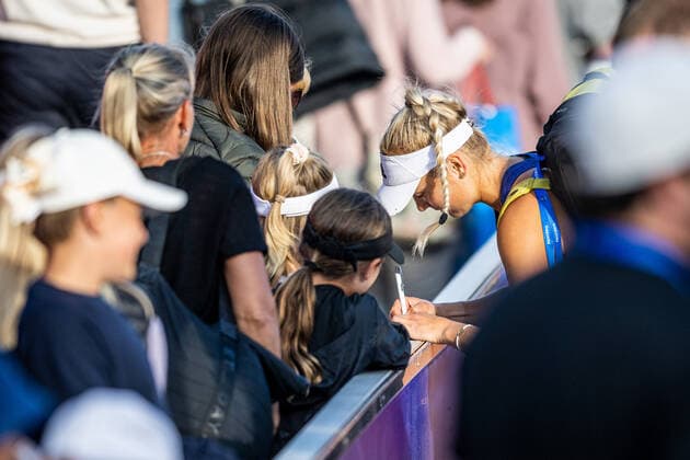 220707 Caijsa Hennemann, Sverige, skriver autografer under dag 4 av WTA, Tennis Damen Nordea Open den 7 juli 2022 i Bastad. Copyright: CHRISTOFFERxBORGxMATTISSON BB220707CB080