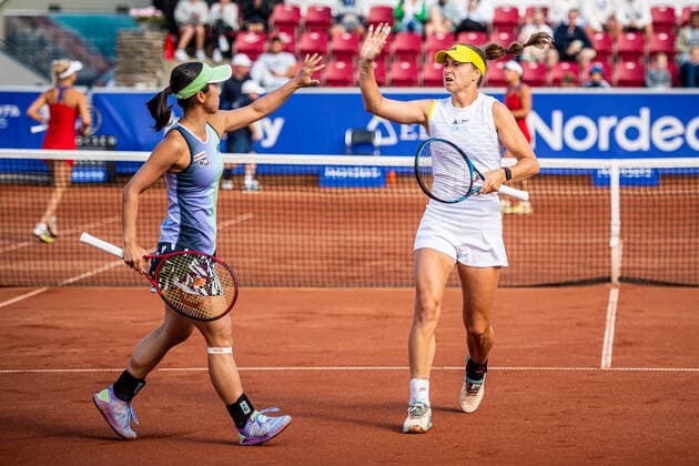 220707 Misak Doi, Japan, och Rebecca Peterson, Sverige, jublar under dag 4 av WTA, Tennis Damen Nordea Open den 7 juli 2022 i Bastad. Copyright: CHRISTOFFERxBORGxMATTISSON BB220707CB091