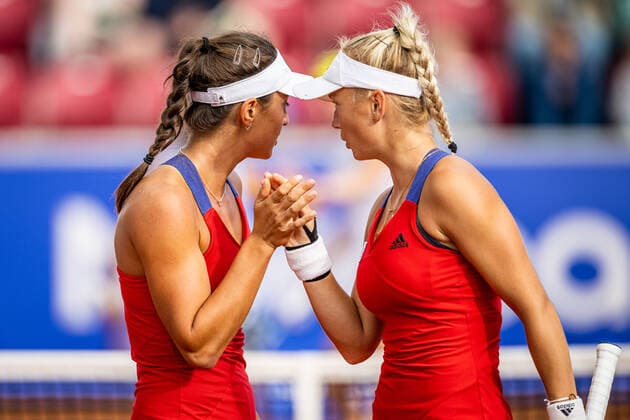 220707 Elina Avanesyan och Caijsa Hennemann, Sverige, jublar under dag 4 av WTA, Tennis Damen Nordea Open den 7 juli 2022 i Bastad. Copyright: CHRISTOFFERxBORGxMATTISSON BB220707CB101