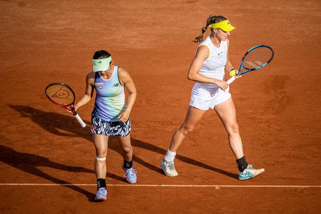 220707 Misak Doi, Japan, och Rebecca Peterson, Sverige, deppar under dag 4 av WTA, Tennis Damen Nordea Open den 7 juli 2022 i Bastad. Copyright: CHRISTOFFERxBORGxMATTISSON BB220707CB113
