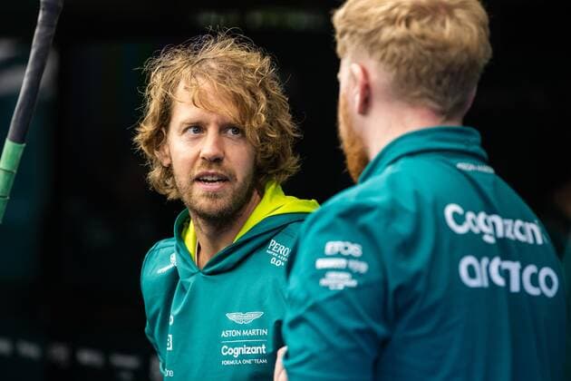 Sebastian Vettel (Aston Martin) im Gespräch mit einem Mechaniker, Grosser Preis von Oesterreich 2022, Motorsport, Formel 1, 07.07.2022 Grosser Preis von Oesterreich 2022, Motorsport, Formel 1, 07.07.2022 Copyright: xEibner-Pressefoto AlexanderxNeisx EP_ANS