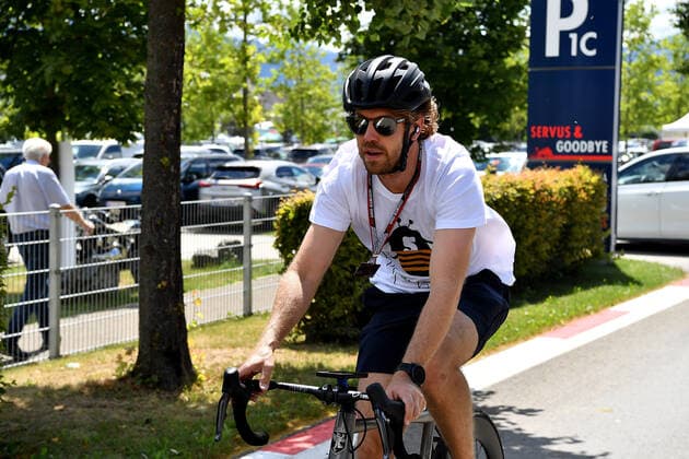 Formula 1 BWT Grosser Preis von Österreich 2022 08.07.2022, Red Bull Ring , Spielberg, Formula 1 BWT Grosser Preis von Österreich 2022 , im Bild Sebastian Vettel (DEU), Aston Martin Aramco Cognizant Formula One Team kommt mit dem Fahrrad in das Fahrerlager gefahren.