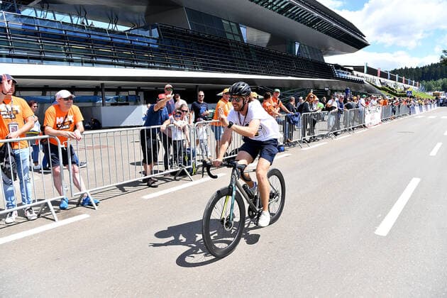Formula 1 BWT Grosser Preis von Österreich 2022 08.07.2022, Red Bull Ring , Spielberg, Formula 1 BWT Grosser Preis von Österreich 2022 , im Bild Sebastian Vettel (DEU), Aston Martin Aramco Cognizant Formula One Team kommt mit dem Fahrrad in das Fahrerlager gefahren.