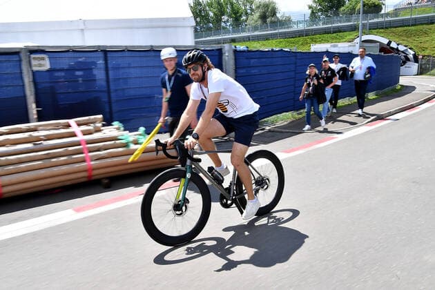 Formula 1 BWT Grosser Preis von Österreich 2022 08.07.2022, Red Bull Ring , Spielberg, Formula 1 BWT Grosser Preis von Österreich 2022 , im Bild Sebastian Vettel (DEU), Aston Martin Aramco Cognizant Formula One Team kommt mit dem Fahrrad in das Fahrerlager gefahren.